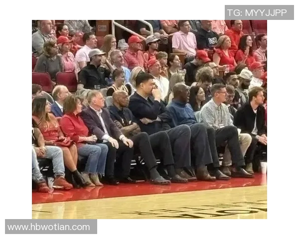 姚明荣耀归来盛大进场引发全场热烈欢呼与掌声